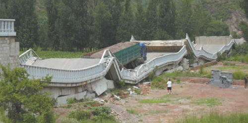 北京白河桥被超载货车压塌 桥面弯曲成W形(图)