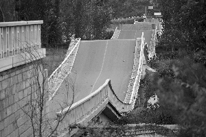 北京白河桥被超载货车压塌 桥面弯曲成W形(图)