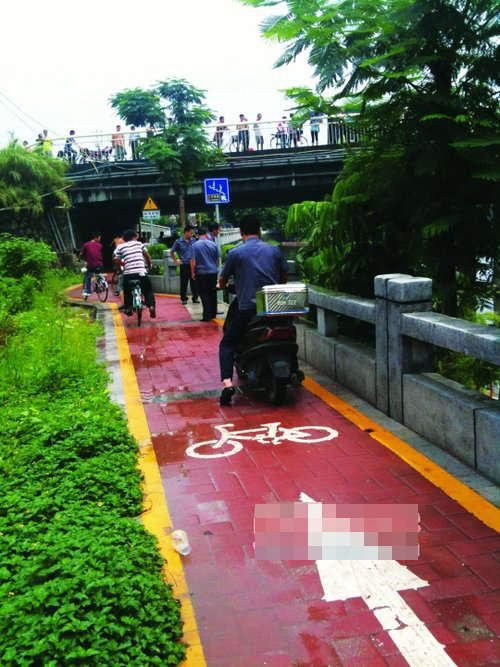 广州市民捞起浮尸 治保队骂其多管闲事推回河中